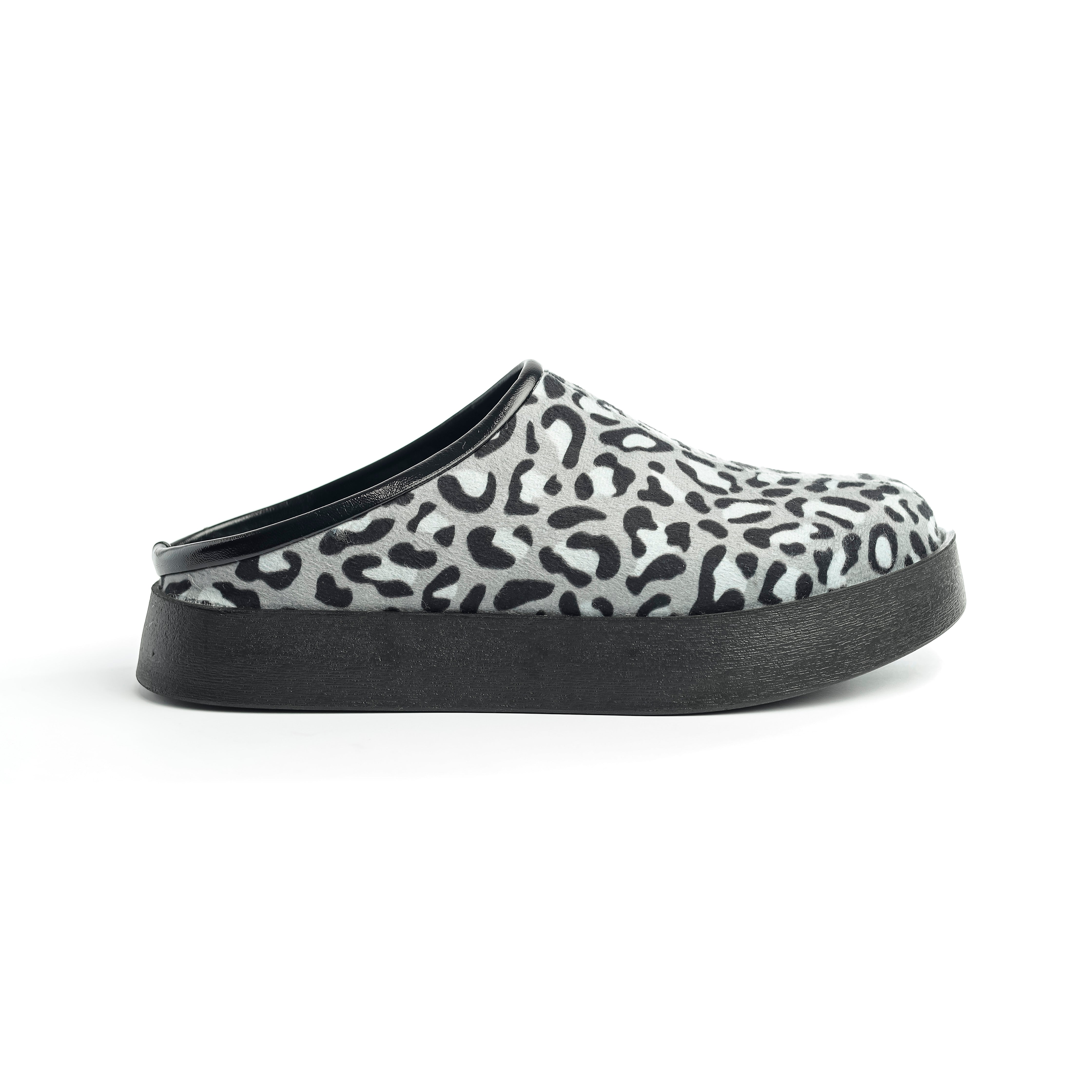 Feral Flair clogs Black&White