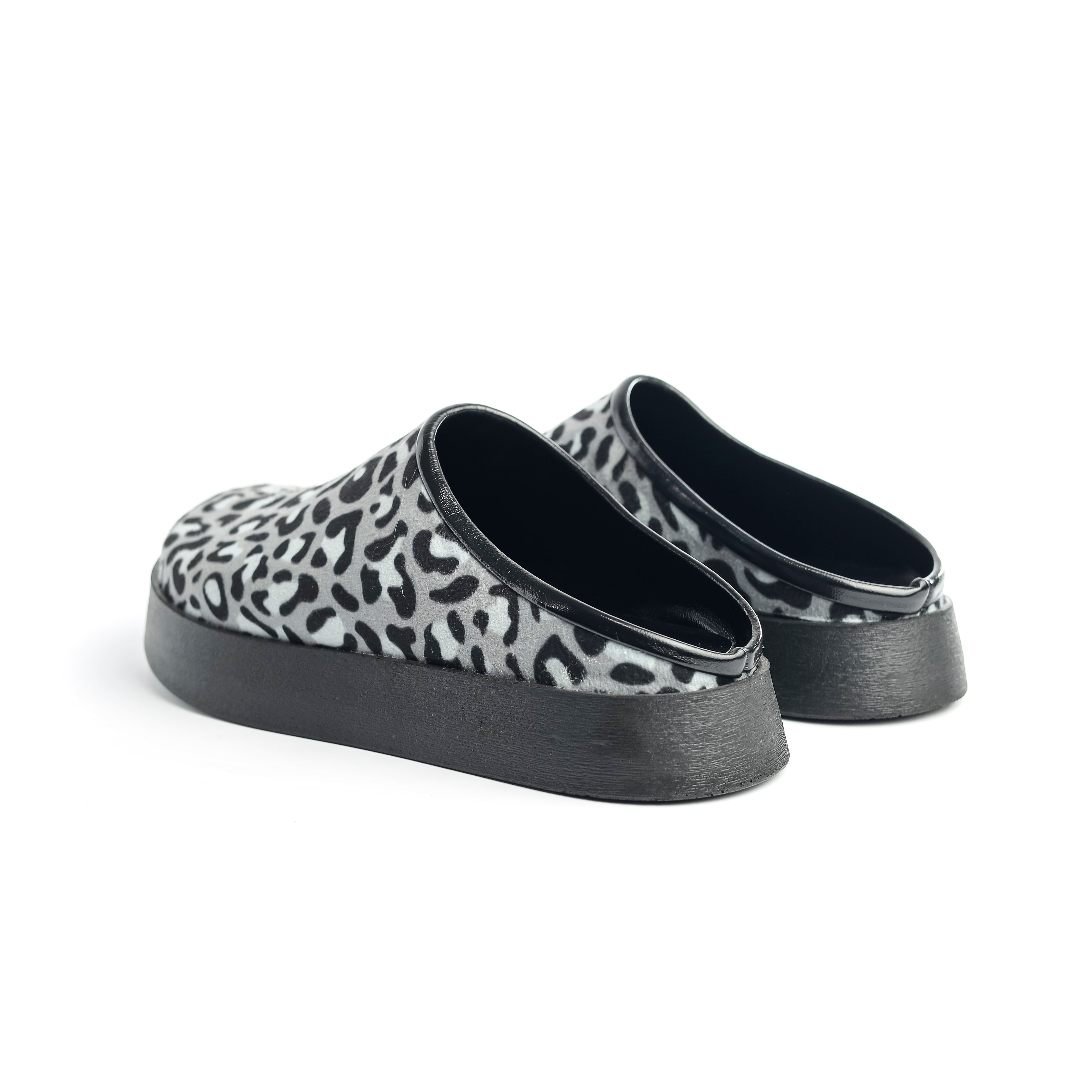 Feral Flair clogs Black&White